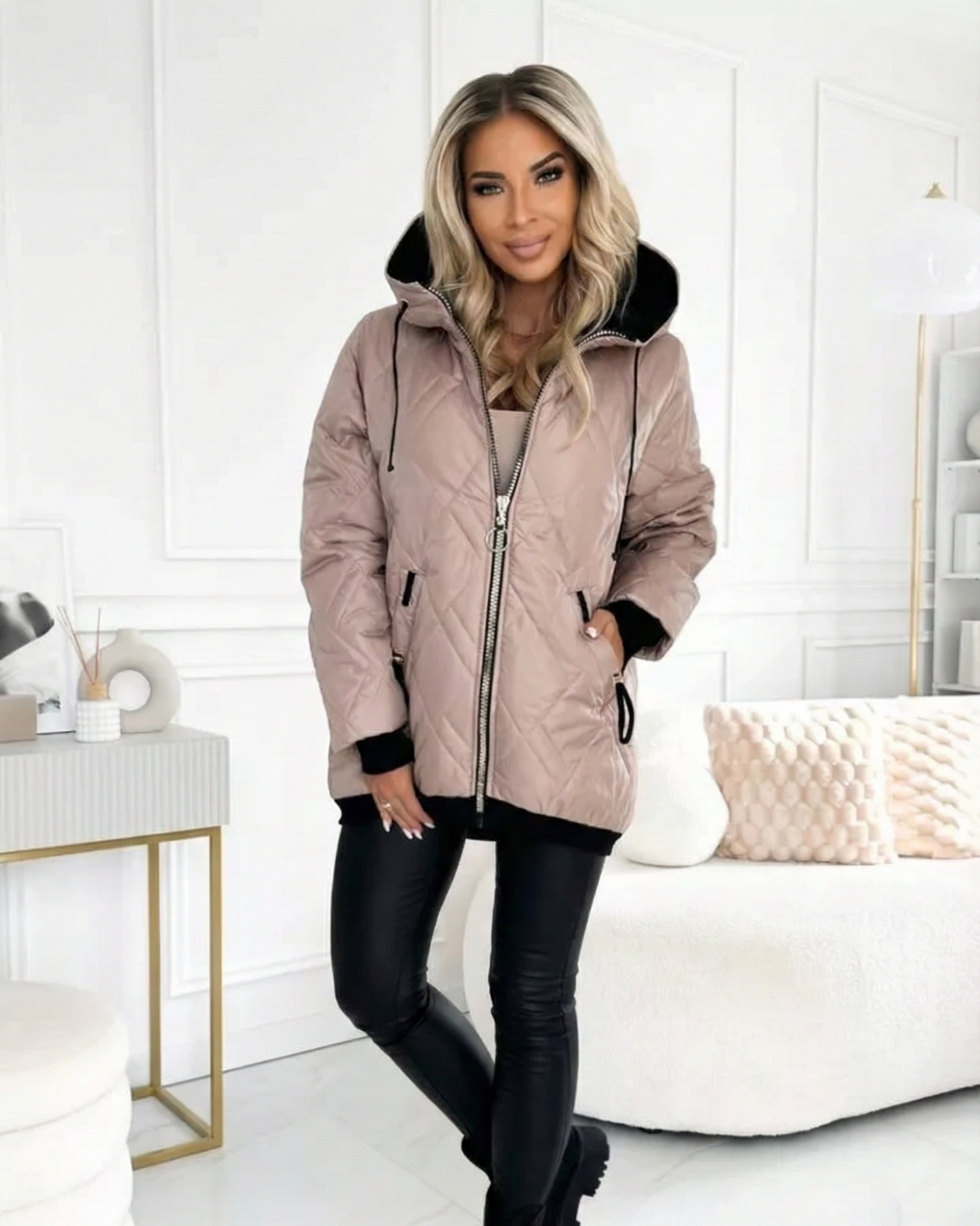 Jacheta matlasată cu glugă și croială confortabilă pentru femei