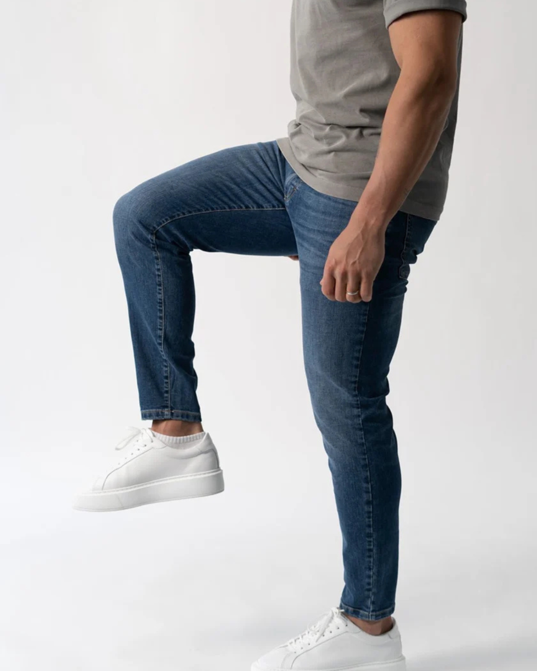 Blugi Clasici Albaștri Autentici Pentru Fiecare Zi